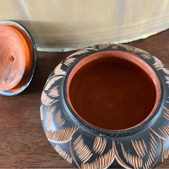 Black wood carved round box - Picture 3 of 5